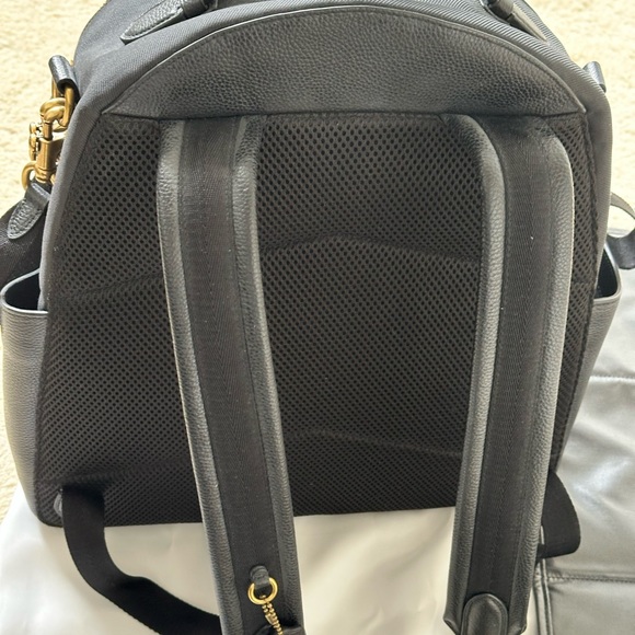 Beautiful and stylish Coach diaper bag! Excellent condition! Barely used! - Picture 3 of 6